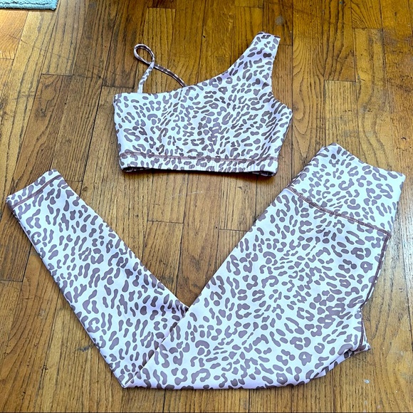 Leopard Print Leggings - Picture 6 of 9